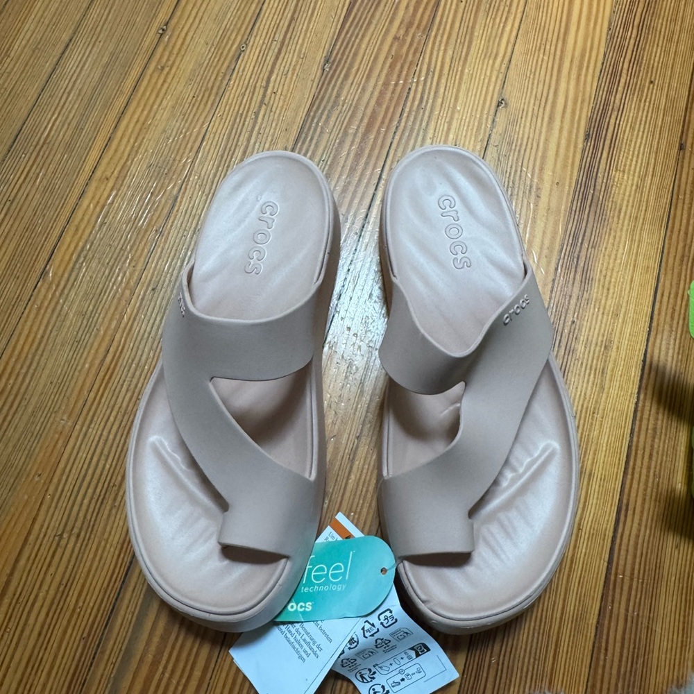 CROCS getaway platform toe loop, brand new